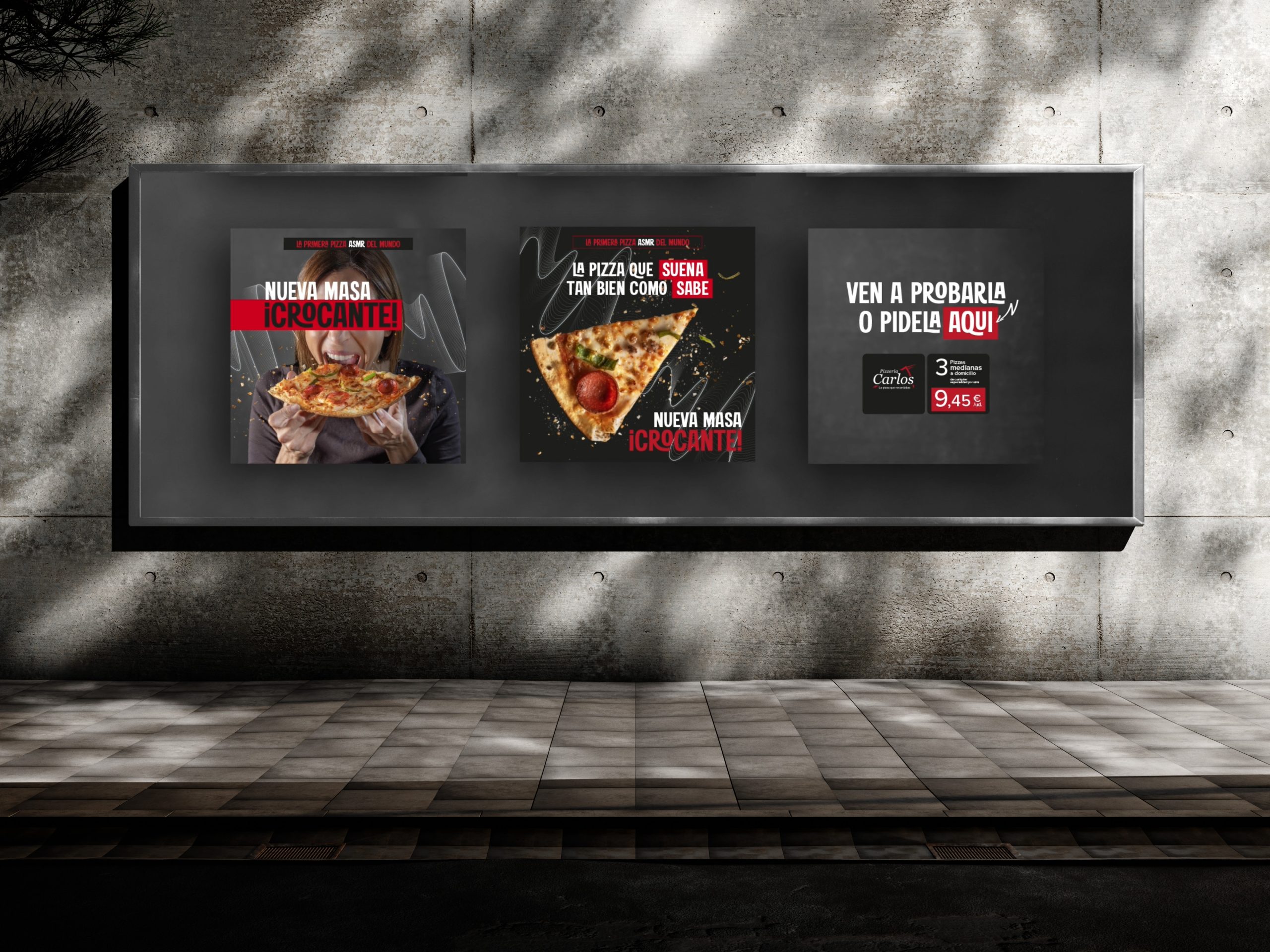 Cartel publicitario en una acera de Madrid con tres creatividades de la campaña Nueva Masa Crocante de Pizzerías Carlos