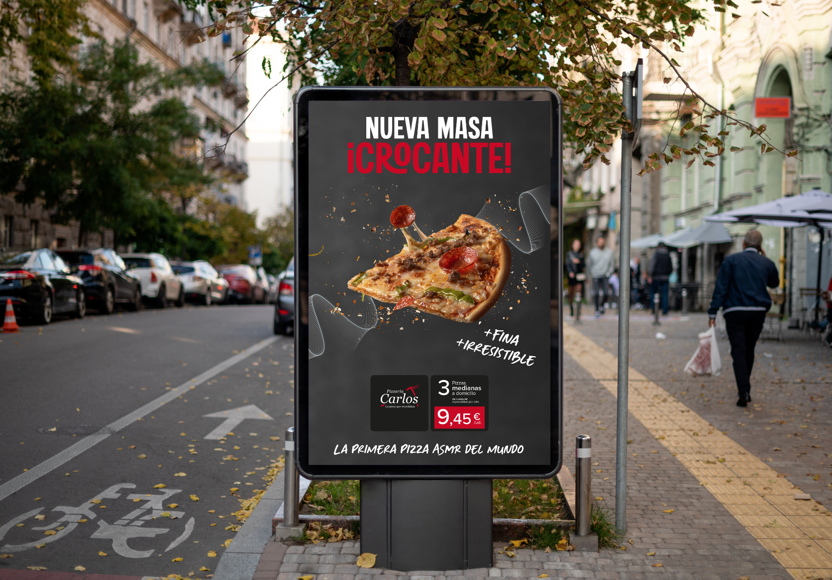 Anuncio en marquesina en Madrid de la nueva Masa Crocante de Pizzerías Carlos con promoción de 3 pizzas medianas